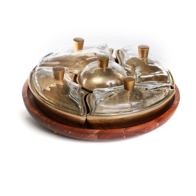 סט 5 קעריות הגשה מתכת זהב על בסיס עץ עגול עם 5 פעמוני זכוכית קוטר 31.5 גובה 13 ס"מ