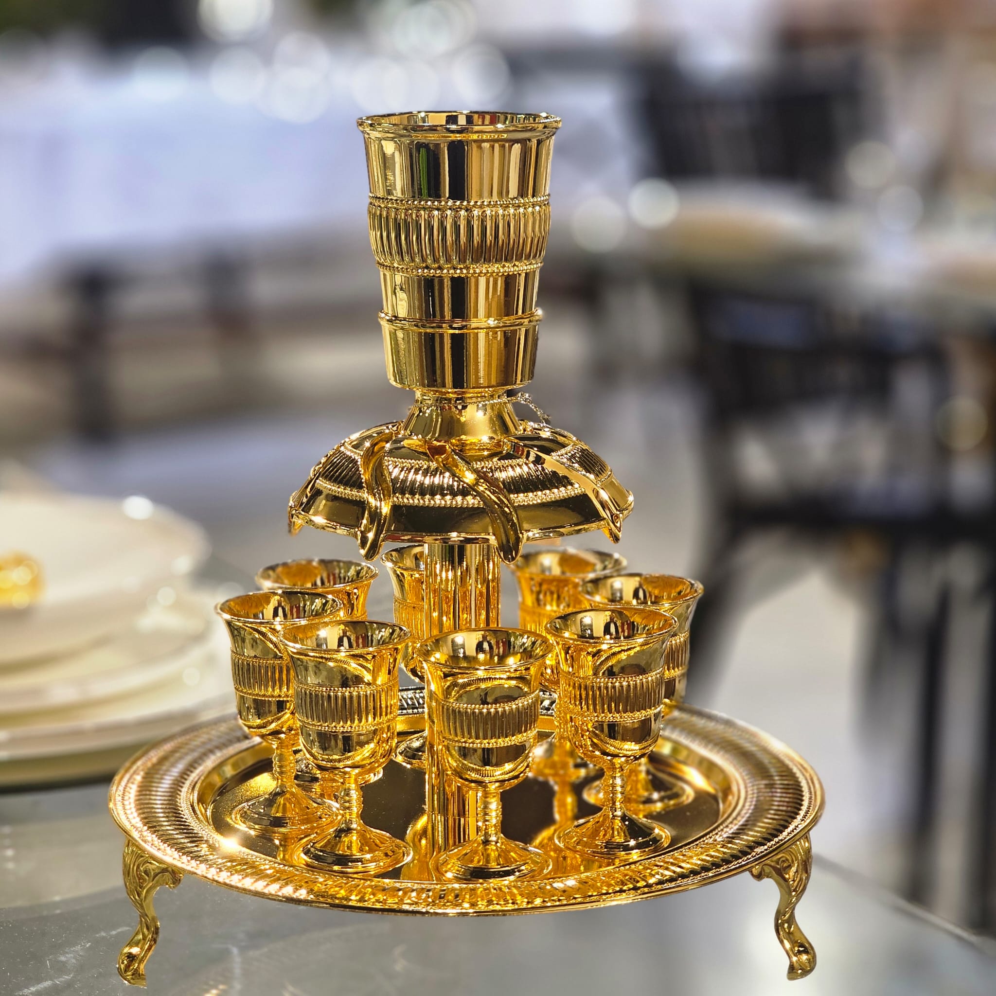 מחלק יין 8 כוסות פסים זהב ציפוי לכה גובה 28 ס"מ